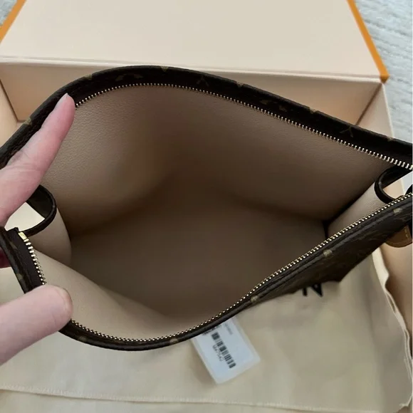 Brand new Authentic Louis Vuitton toiletry pouch 26 - Picture 7 of 8